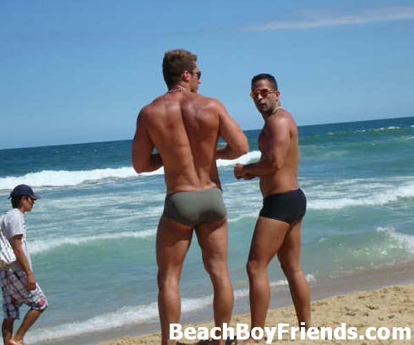 De beaux jeunes hommes amateurs posant pour vous sur la plage.
 #76946364