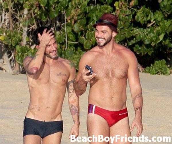 De beaux jeunes hommes amateurs posant pour vous sur la plage.
 #76946371