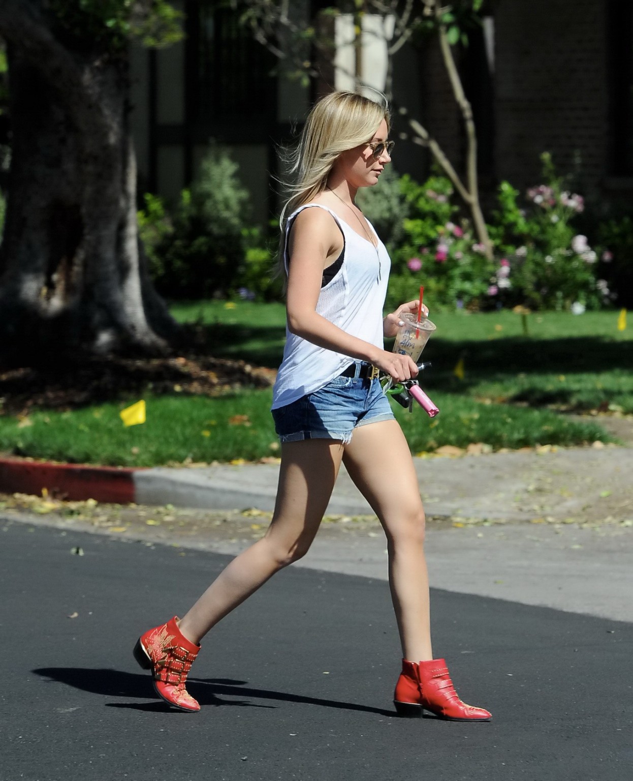 Ashley tisdale montre son soutien-gorge dans un minuscule top blanc et un short en jean pour prendre un café à Los Angeles.
 #75196533