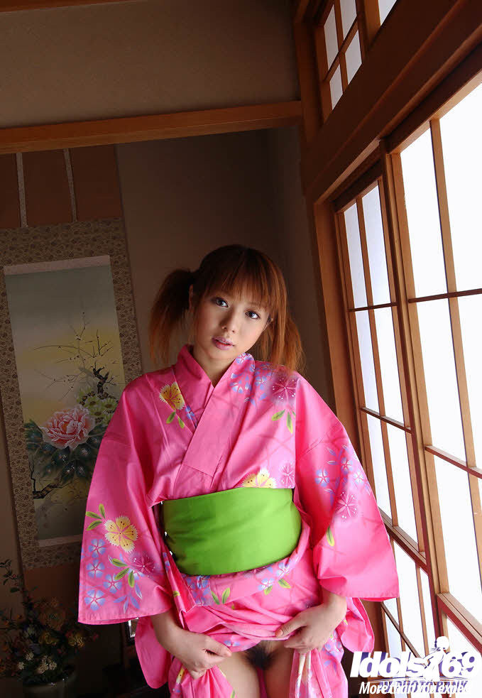 Japanisches Babe im Kimono
 #69910886