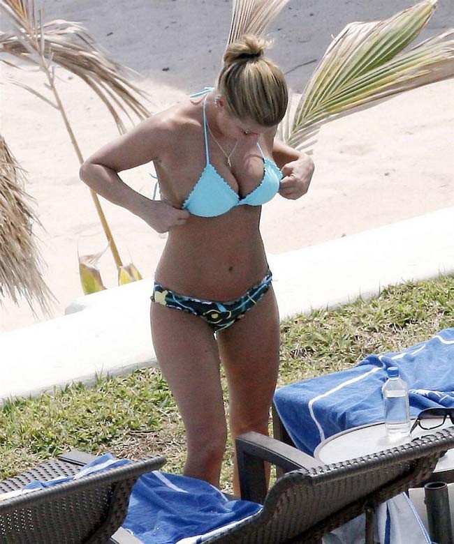 Celebrity hottie Fergie upskirt panties and sexy ass in bikini #75401813