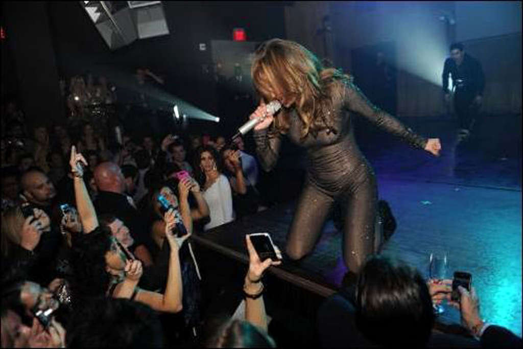 Jennifer Lopez leggy e in abito sexy sul palco e vedere attraverso
 #75360349