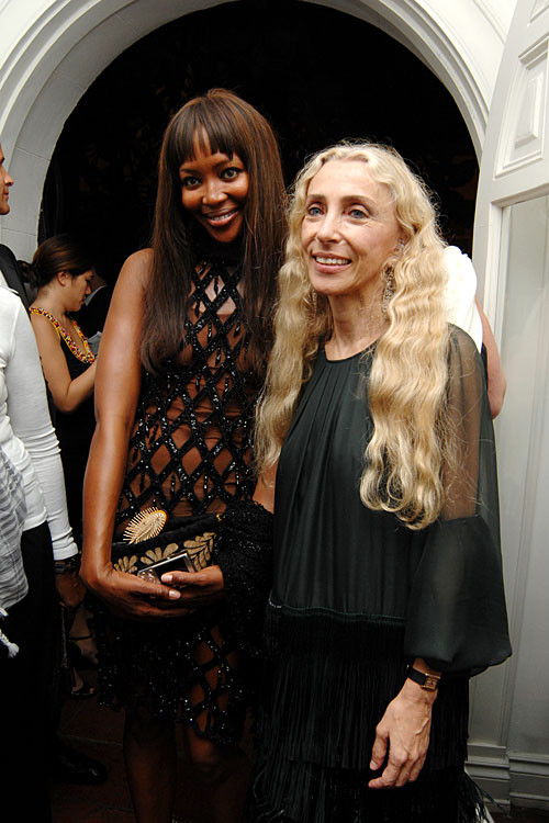 Naomi Campbell zeigt ihre kleinen Titten und Muschi
 #75407523