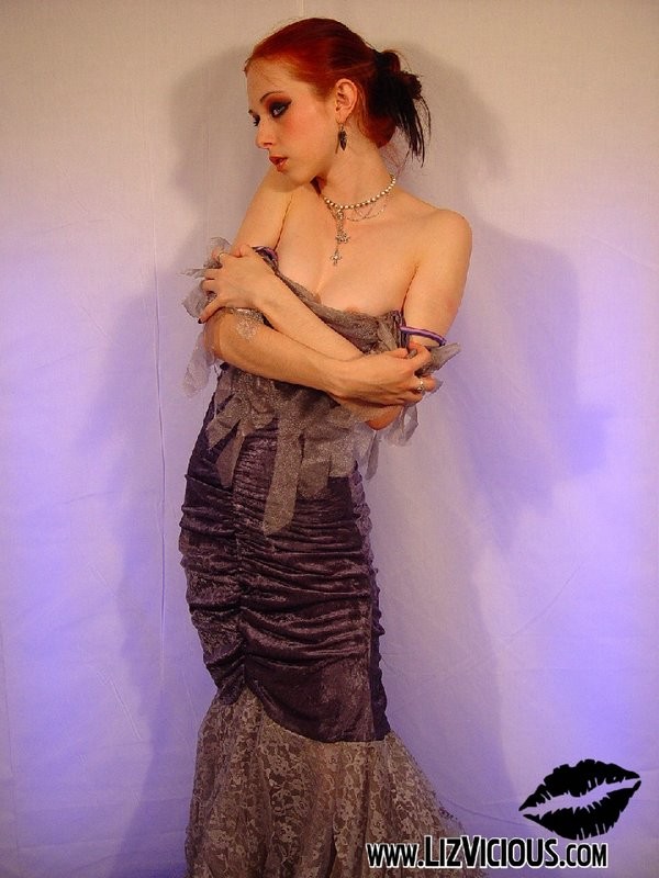Liz se desnuda de su vestido vintage
 #71093524