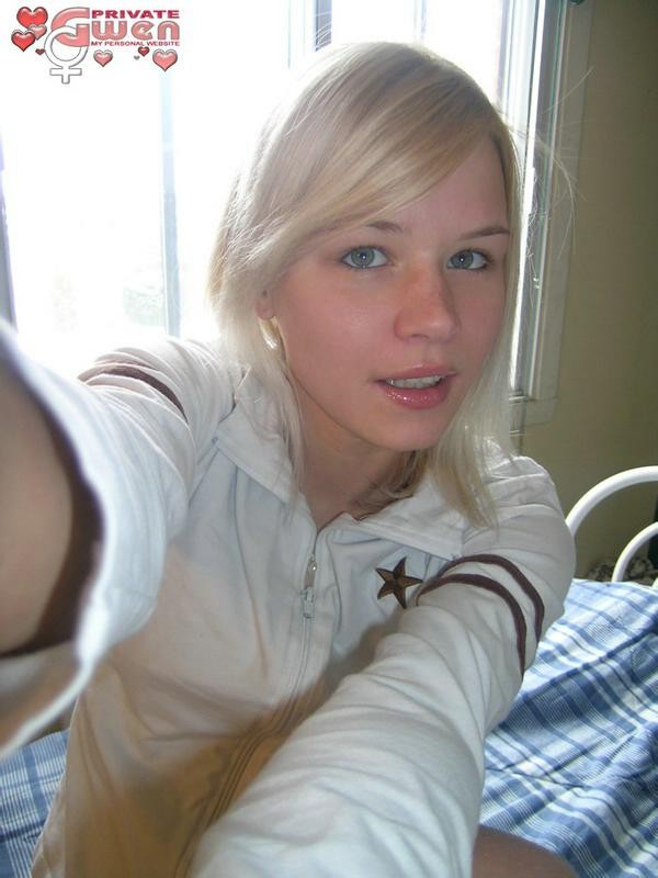 Junge blonde Teenie reibt Öl auf ihre kleinen Titten und Brustwarzen
 #74008870