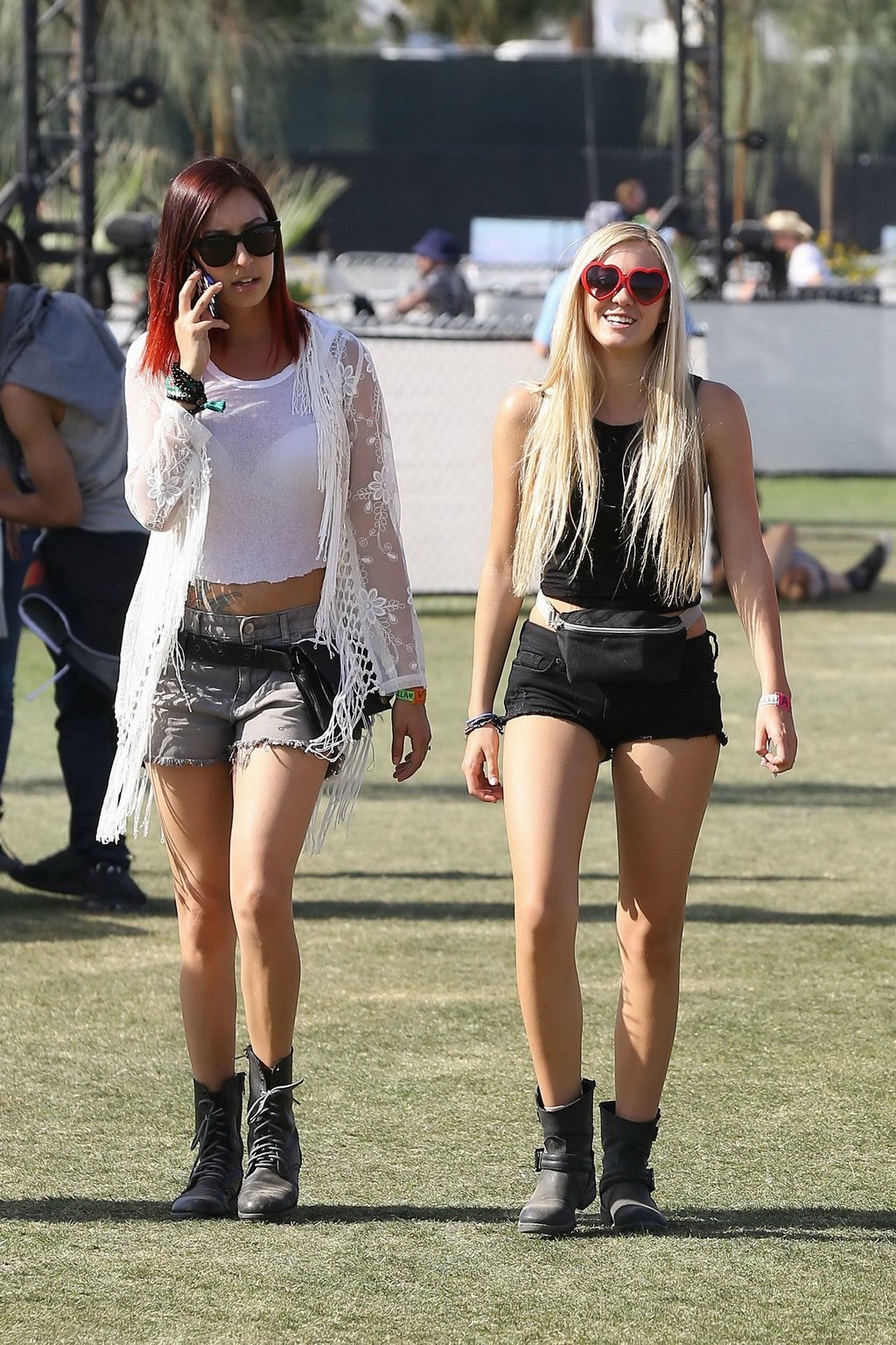 Ava sambora, buste et jambes dans une petite tenue noire.
 #75199001