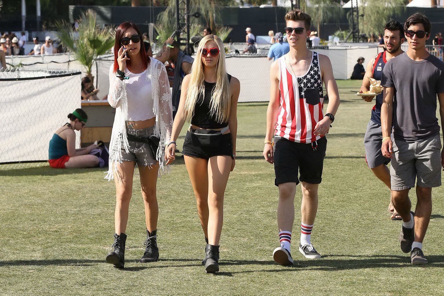 Ava sambora tetona y con piernas en un diminuto conjunto negro
 #75199054