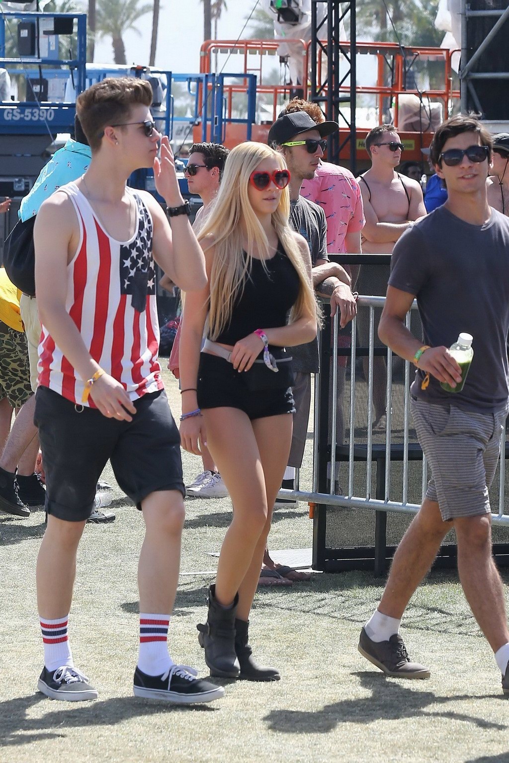 Ava sambora tetona y con piernas en un diminuto conjunto negro
 #75199073