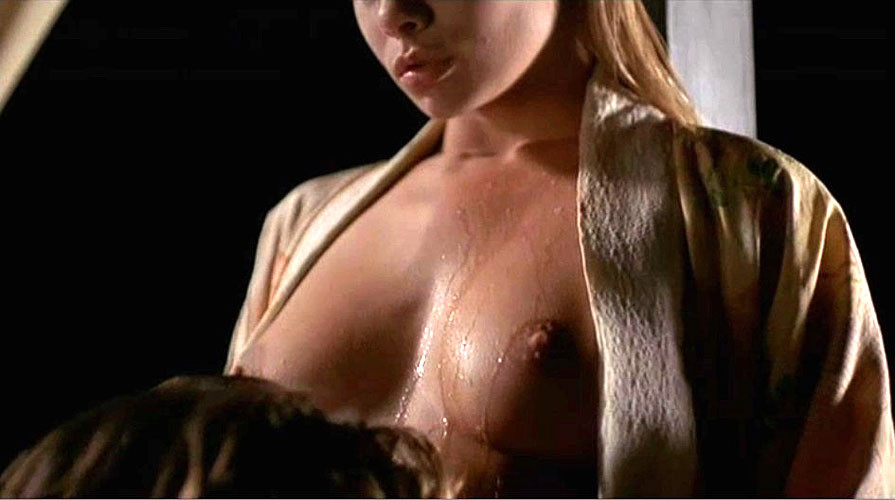 Jaime pressly montrant ses beaux gros seins et son cul dans des photos de films nus
 #75390370
