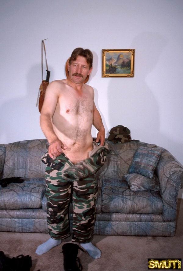 Un gay plus âgé et excité en uniforme de l'armée se déshabille.
 #77004060
