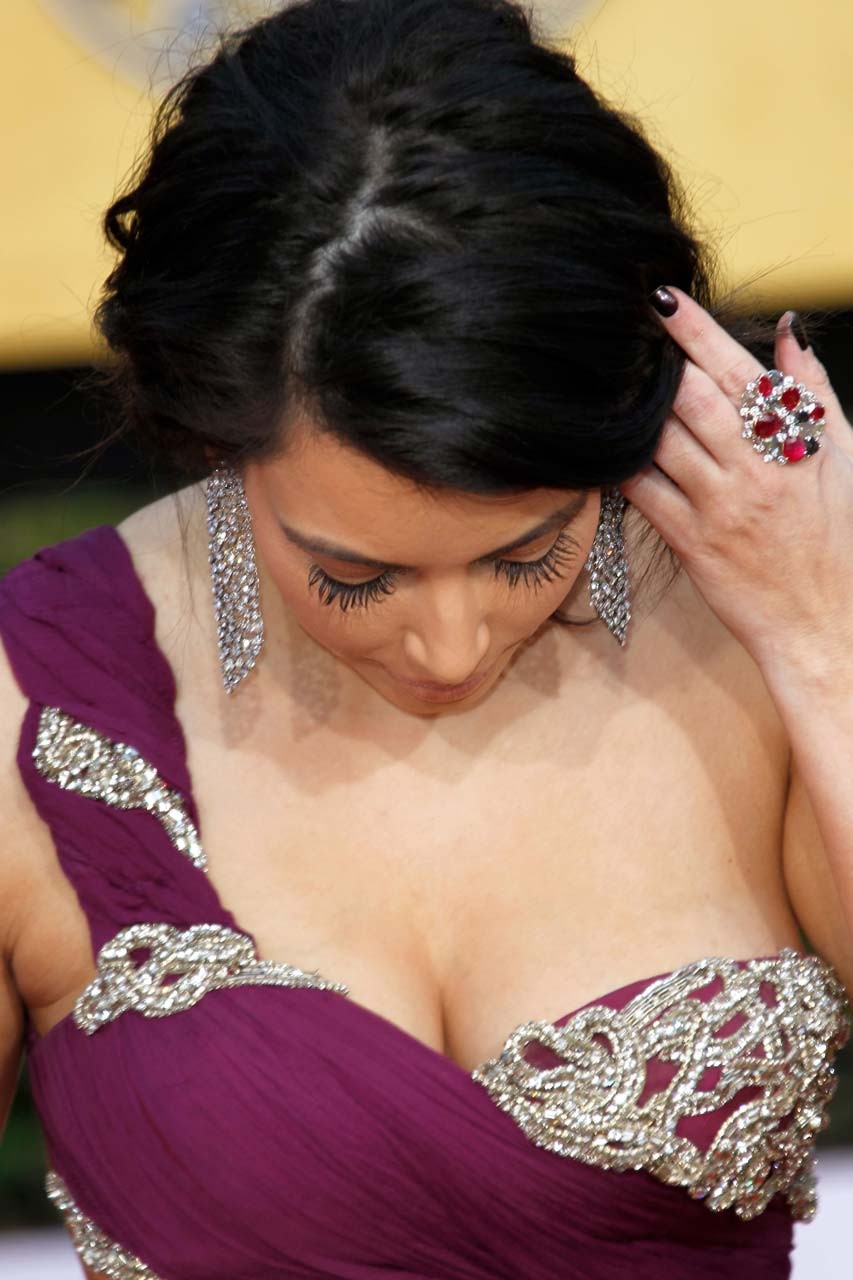 Kim Kardashian exposing huge cleavage and very sexy ass on street #75314054