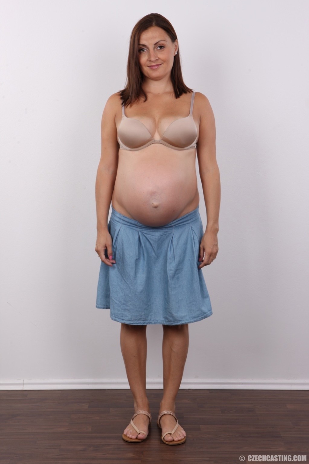 Schwangere Milf posiert nackt
 #67160046