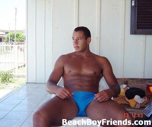 Caliente y joven amateur chicos de la playa posando al aire libre
 #76946664