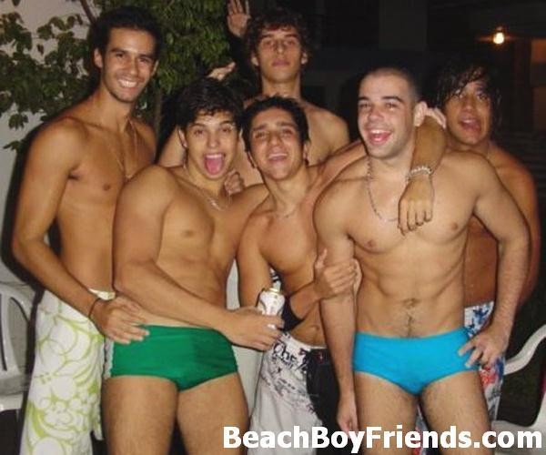 Caliente y joven amateur chicos de la playa posando al aire libre
 #76946670