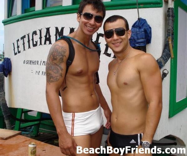 Caliente y joven amateur chicos de la playa posando al aire libre
 #76946684