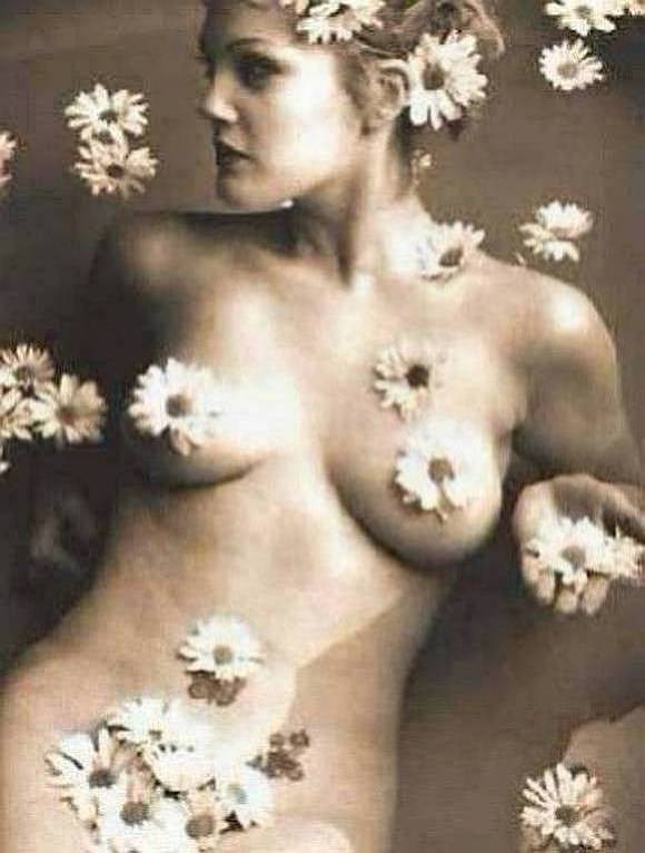 La célèbre actrice Drew Barrymore dans ses nus les plus sexy
 #75355736
