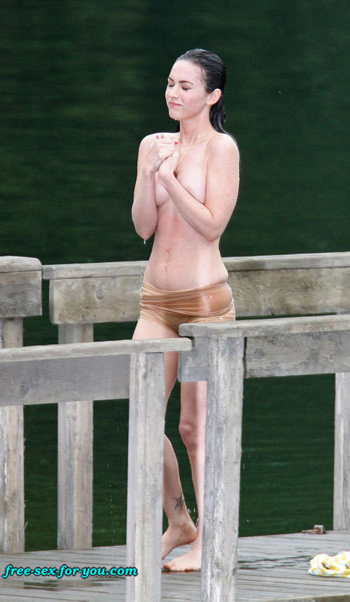 Megan Fox showing her nice big tits to paparazzi #75419402