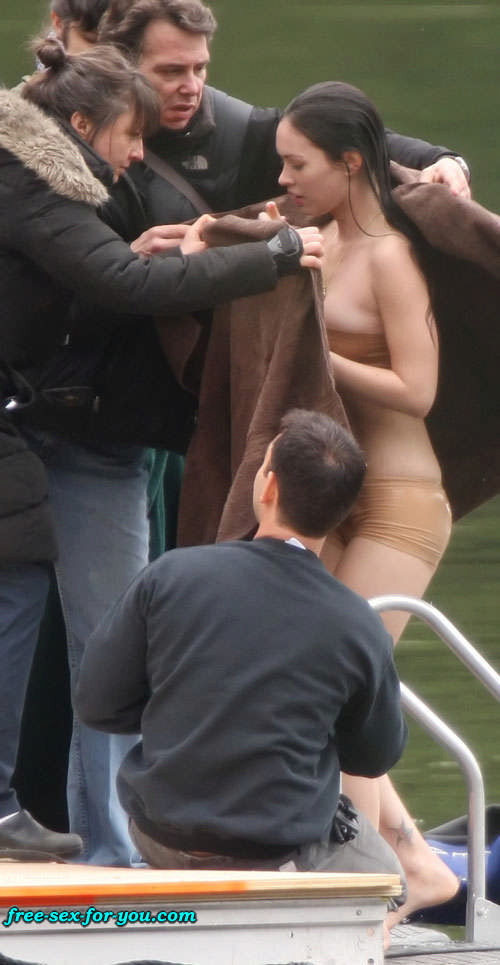 Megan Fox showing her nice big tits to paparazzi #75419423