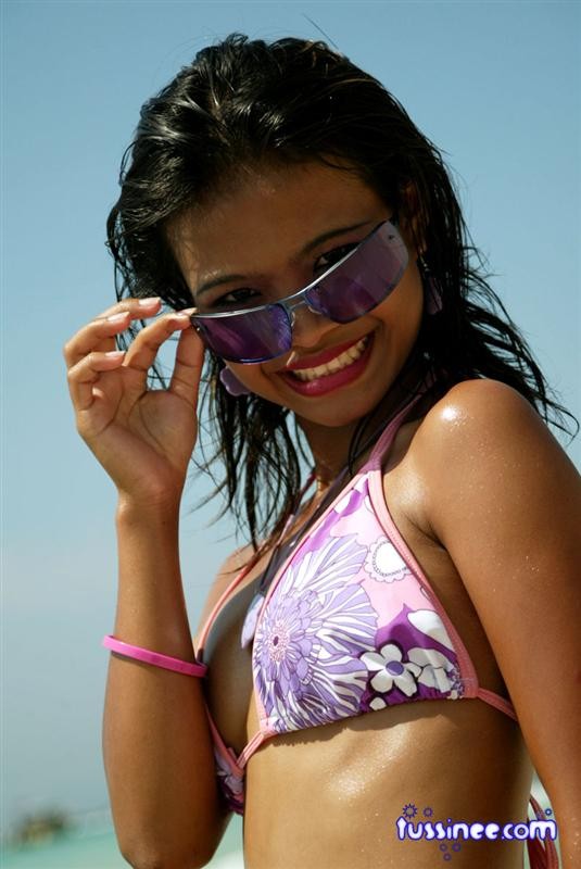 Joven tailandesa en bikini
 #69754299