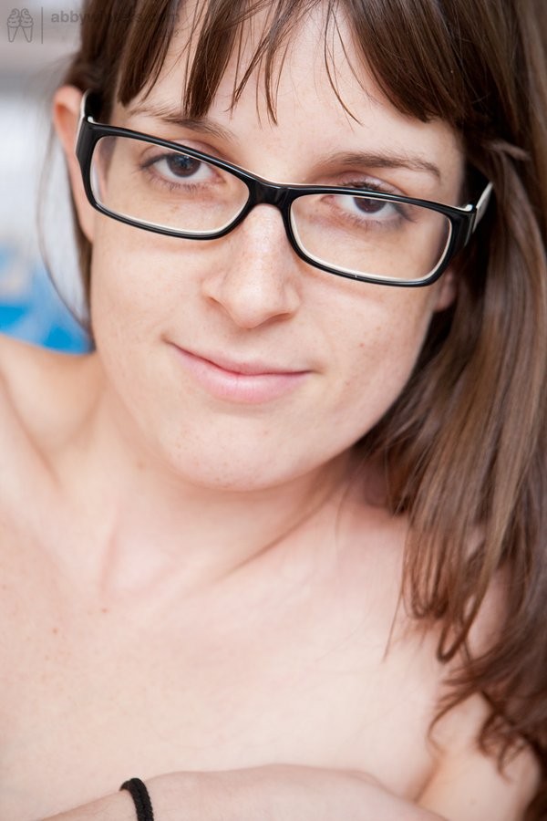Beauté amateur sexy en lunettes et bas rayés
 #68428876