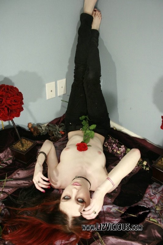 Emo punk chick con un fiore mostra la sua figa
 #78989916