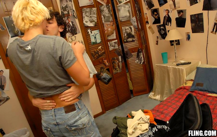 Ragazzi gay arrapati si incontrano in un negozio di camicie e poi si scopano a vicenda in queste foto hot
 #76906101