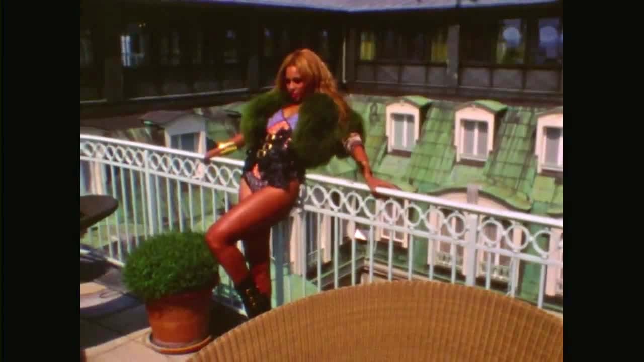 Beyonce knowlesは、彼女のクソセクシーなボディと下着で素敵な乳を露出している。
 #75294628