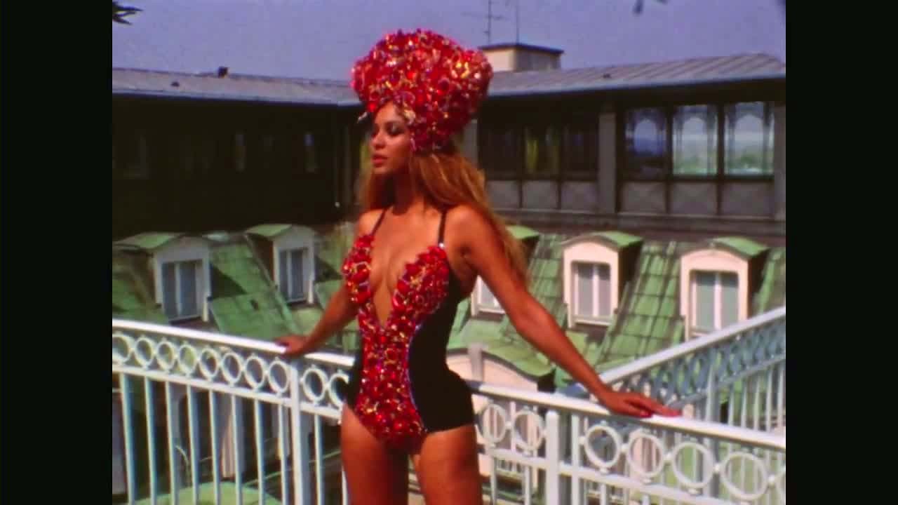 Beyonce knowlesは、彼女のクソセクシーなボディと下着で素敵な乳を露出している。
 #75294644