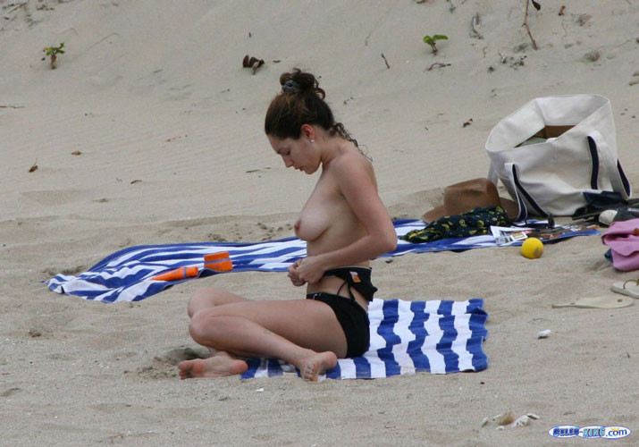 Kelly Brook showing her nice tits on beach paparazzi pictures #75416384