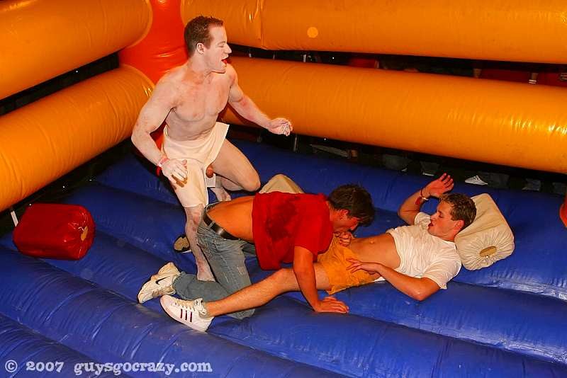 I gay toccano tutte le parti del corpo durante una partita di wrestling
 #76988787