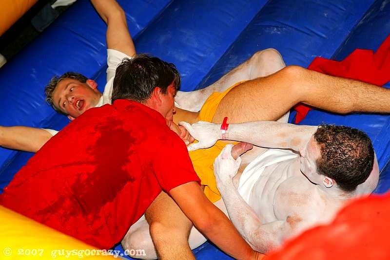 I gay toccano tutte le parti del corpo durante una partita di wrestling
 #76988804