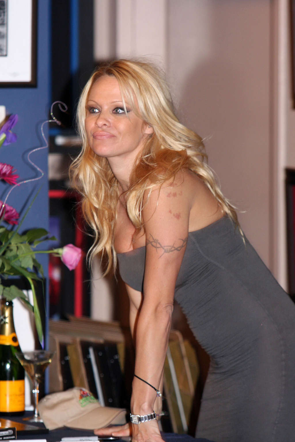 Pamela Anderson mostrando grande scissione e le sue belle tette e upskirt
 #75359646