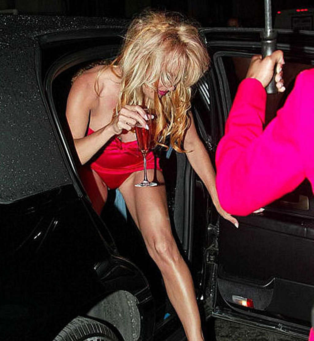 Pamela Anderson mostrando grande scissione e le sue belle tette e upskirt
 #75359691