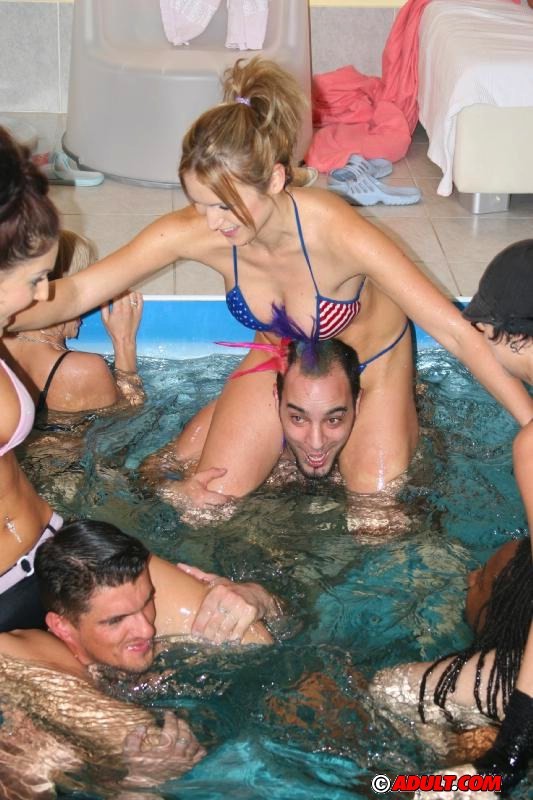 Une fête folle dans une piscine qui se transforme en orgie d'amateurs.
 #76826382