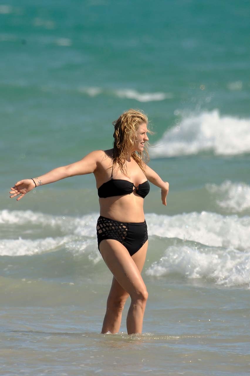 Kesha sebert che espone il suo corpo sexy e bel culo in bikini nero
 #75313318