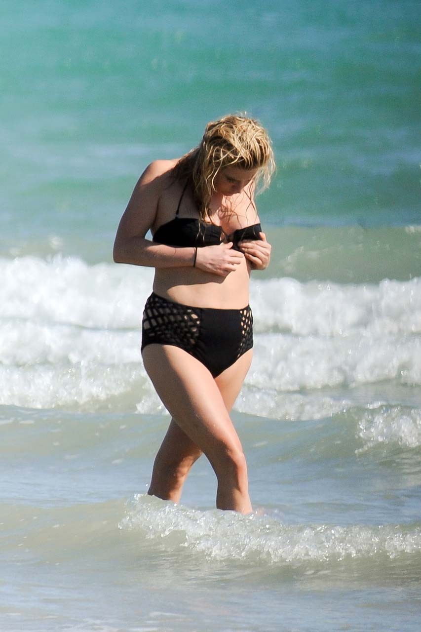Kesha sebert che espone il suo corpo sexy e bel culo in bikini nero
 #75313321