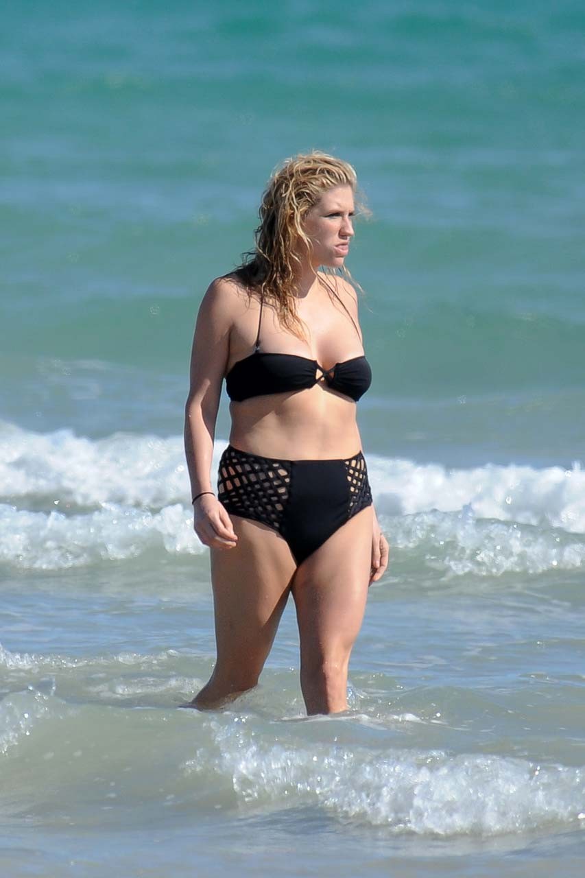 Kesha sebert exposant son corps sexy et son joli cul en bikini noir
 #75313330