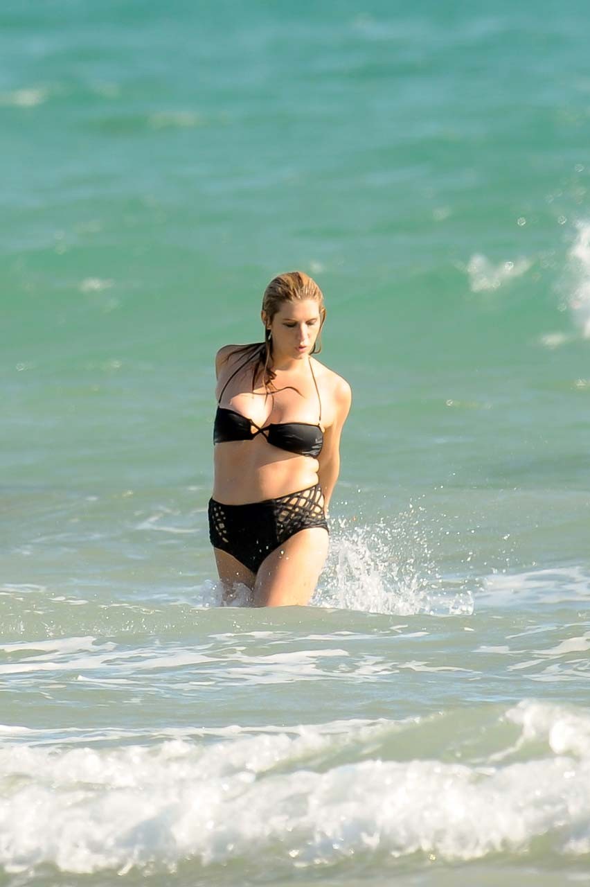 Kesha sebert che espone il suo corpo sexy e bel culo in bikini nero
 #75313373