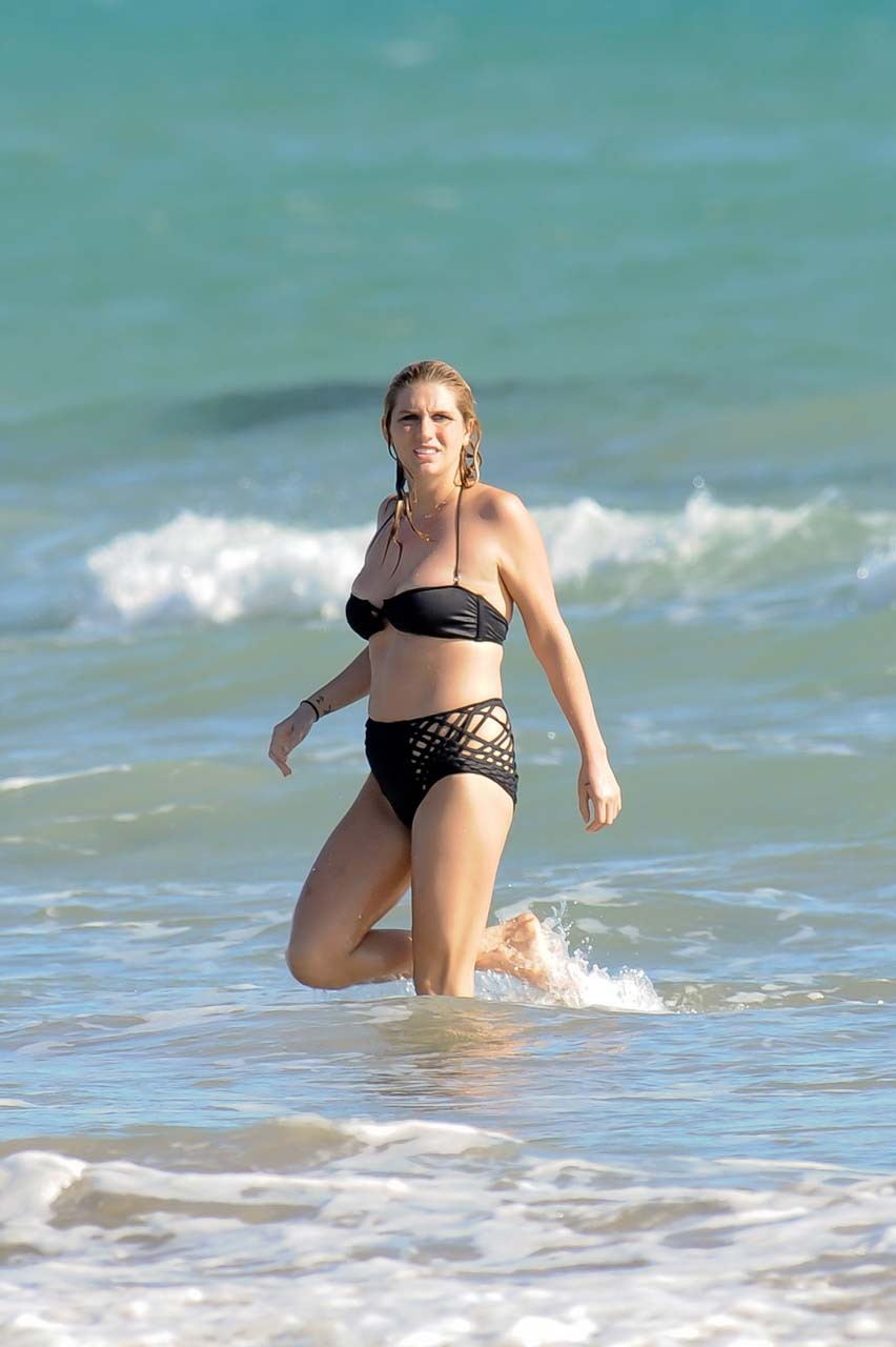 Kesha sebert exposant son corps sexy et son joli cul en bikini noir
 #75313377
