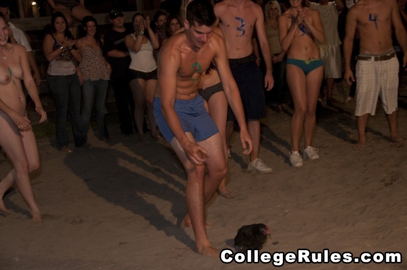 Busty College Schlampe präsentiert ihre Titten dann gibt Kopf
 #74507711