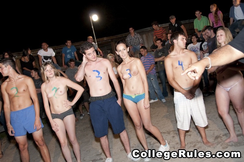Busty College Schlampe präsentiert ihre Titten dann gibt Kopf
 #74507716