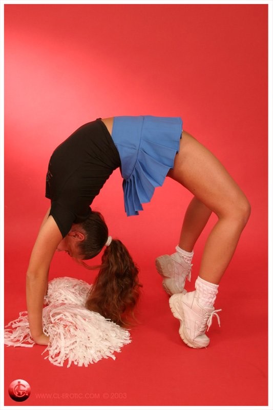 Flexible cheerleader spreads her legs wide #75102792