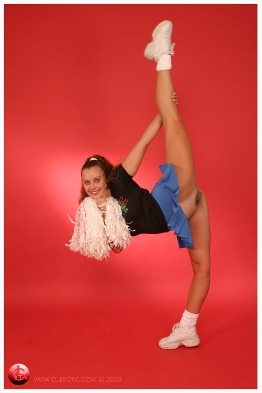 Flexible Cheerleaderin spreizt ihre Beine weit
 #75102845
