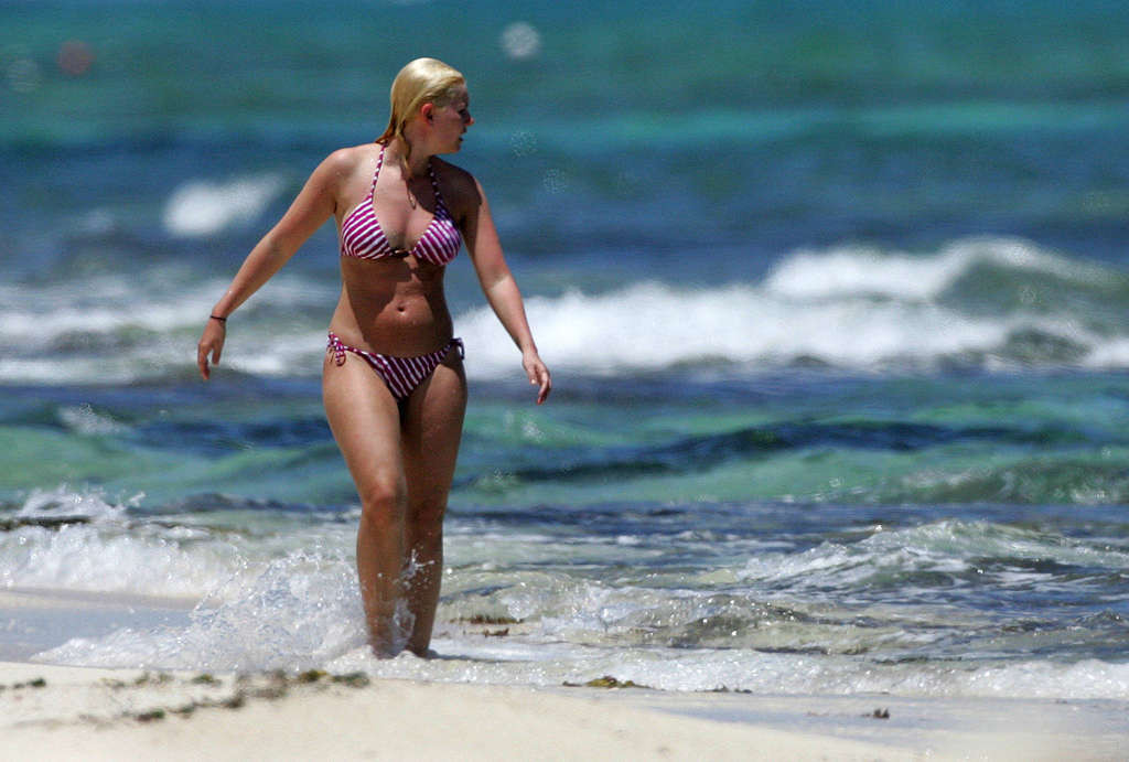 Elisha cuthbert mostrando su cuerpo sexy y su culo caliente en bikini
 #75349934