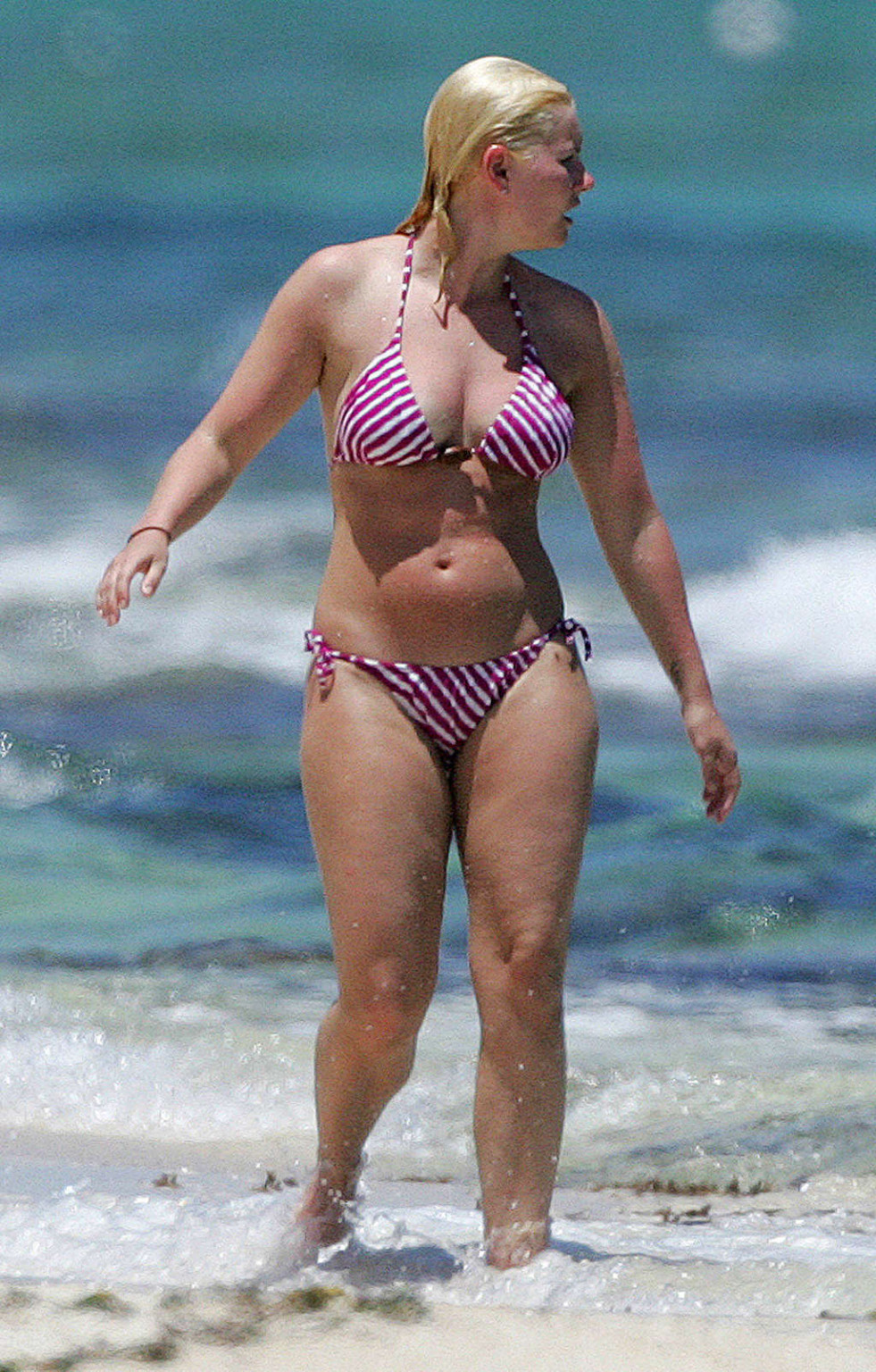 Elisha Cuthbert esponendo il suo corpo sexy e culo caldo in bikini
 #75349953