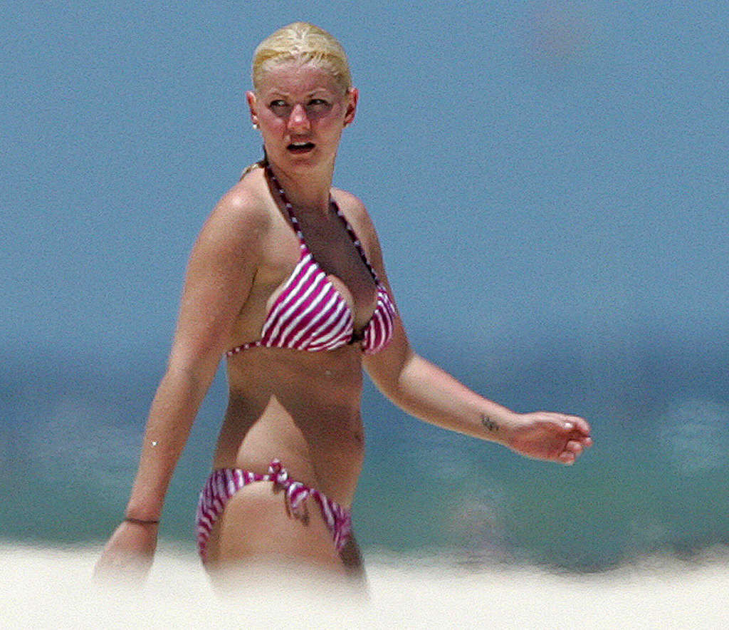 Elisha cuthbert mostrando su cuerpo sexy y su culo caliente en bikini
 #75349957