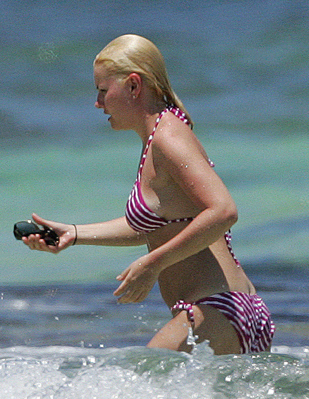 Elisha cuthbert mostrando su cuerpo sexy y su culo caliente en bikini
 #75349961