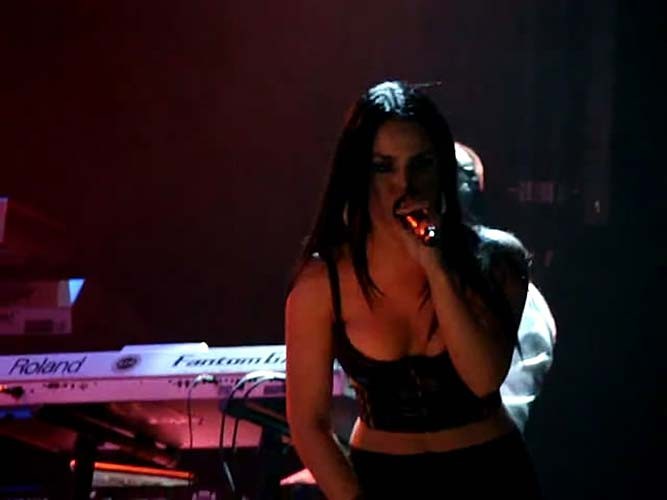 ジョアンナ・ジョジョ・レベスク、ステージ上でセクシーなボディと乳首のスリップを露出
 #75288791
