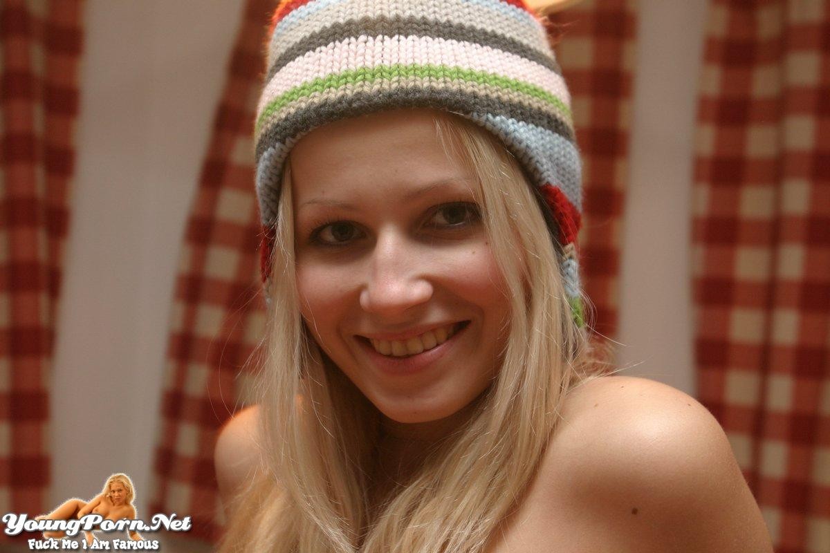 Rubia sonriente mostrando su coño afeitado
 #77403715