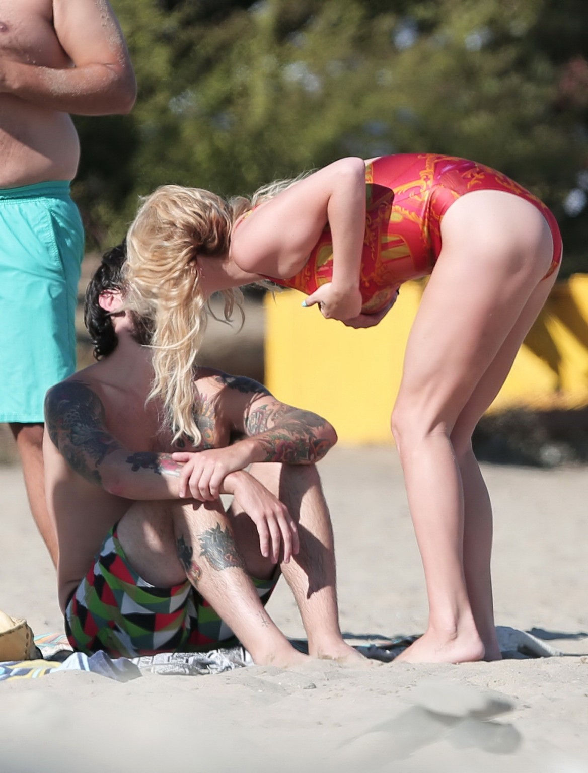Kesha sebert vollbusig und beute in einem roten Badeanzug am Strand in Malibu
 #75187037